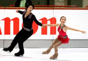 ペアSPで演技する高橋成美、木原龍一組=2013年9月27日、ドイツ・オーベルストドルフ