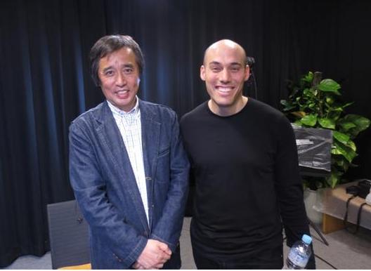 対談を終えたジョシュア・オッペンハイマーと筆者
