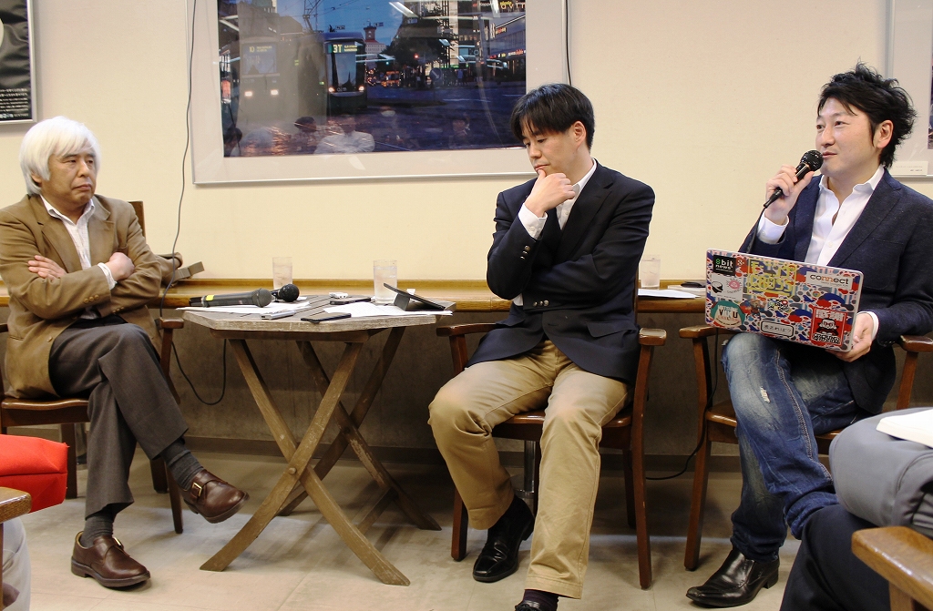 STAP細胞をめぐる報道について話し合う尾関章氏、亀松太郎氏、堀潤氏(左から)=東京・池袋のジュンク堂池袋本店