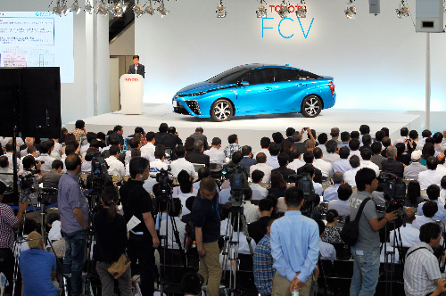 トヨタ自動車の「FCV」の発表会にはたくさんの報道関係者らが集まった=2014年6月25日午後、東京都江東区、山本裕之撮影