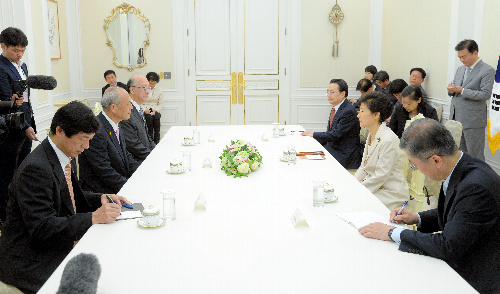 韓国大統領府で会談する舛添要一・東京都知事と朴槿恵大統領=2014年7月25日、ソウル、東亜日報提供