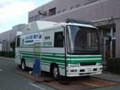 鳥取県が福島県に貸与した移動式放射能測定車。南相馬市立病院前に駐車中=左右とも同病院の坪倉正治医師提供