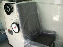 測定車に搭載されていたAメディカル社製の椅子型ホールボディカウンター。椅子の背中に放射線をキャッチし測定するシンチレーションカウンターが入っている