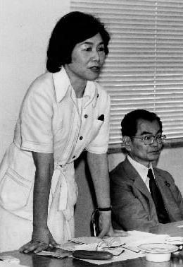 社会党の第1回日米交流委員会であいさつする同委員長の土井たか子代議士。右は石橋政嗣・社会党委員長19847