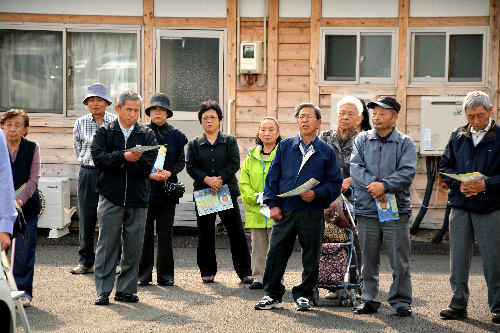 福島県知事選の新顔候補の訴えを聞く聴衆ら=福島市飯坂町の応急仮設住宅 2014109