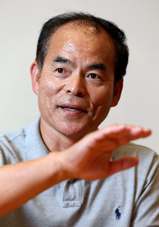 インタビューに答えるノーベル物理学賞の受賞が決まった中村修二氏=2014年10月17日午後、東京都新宿区