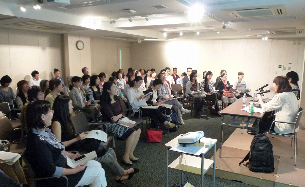 二人の熱い議論にフロアの人たちも引き込まれていく=2014年9月18、東京・神田神保町の東京堂ホール