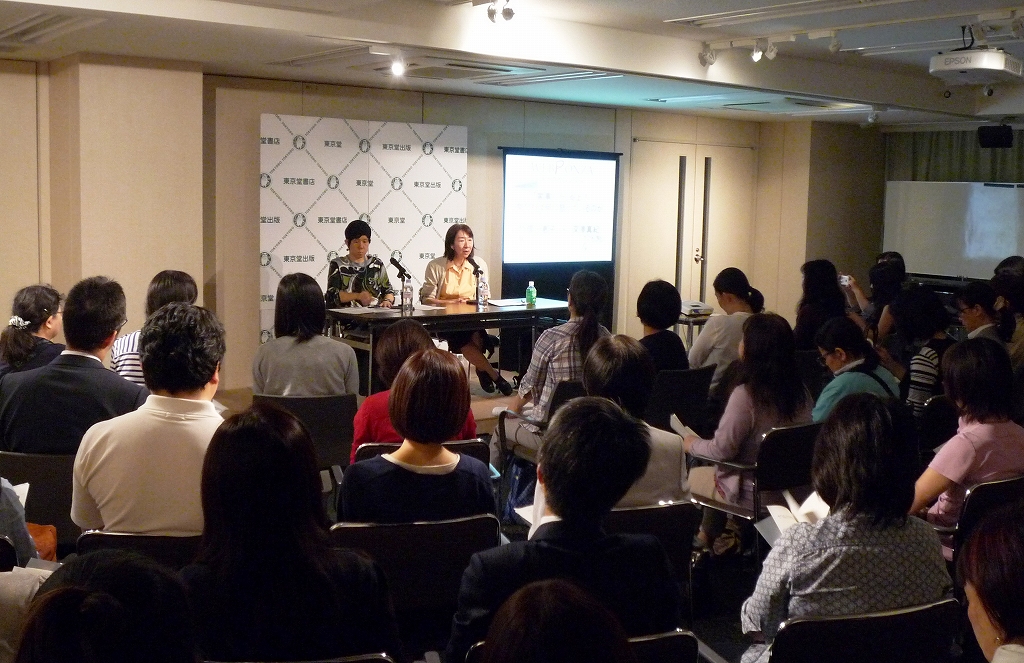 「丁寧に暮らすなんて幻想」と語り合う二人の話に聴き入る人たち=東京・神田神保町の東京堂ホール
