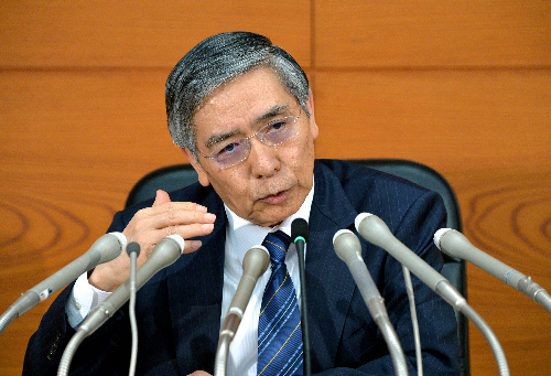 記者会見する黒田東彦・日銀総裁=2014年10月31日午後、東京都中央区の日銀本店、北村玲奈撮影