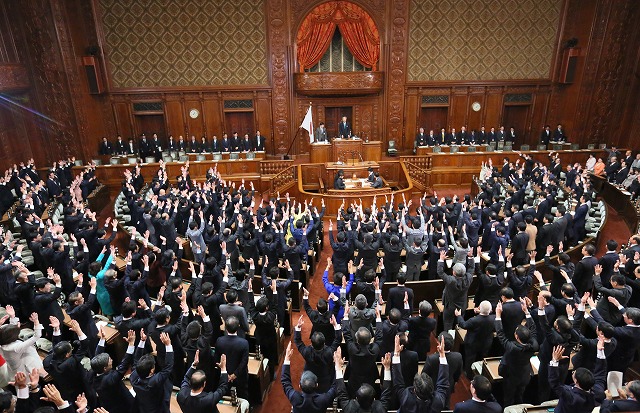 解散詔書が読み上げられ、万歳する議員たち=2014年11月21日、西畑志朗撮影