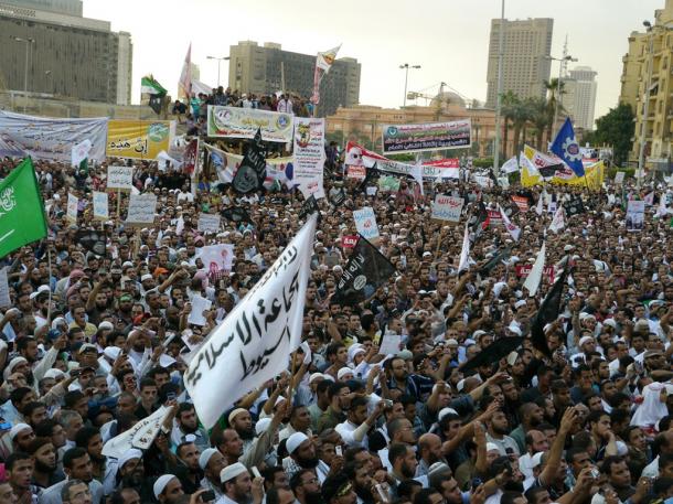 「イスラム法の実施」を求めてカイロのタハリール広場を埋めたイスラム厳格派「サラフィー主義者」の大規模集会。広場では、ジハード（聖戦）のシンボルである黒旗も振られた＝２０１２年１１月、川上泰徳撮