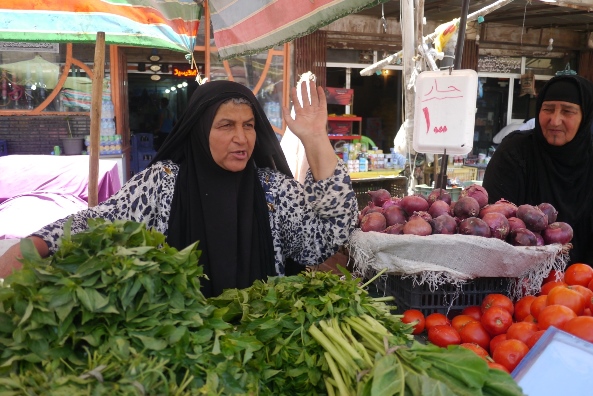 カードミヤの野菜市場で露天を出しているライラ・マフムードさん。夫はテロによって3年前から意識不明という＝27日、川上撮影