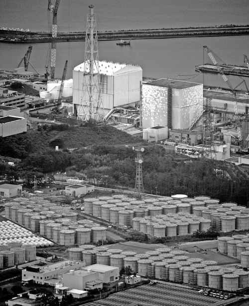 東京電力福島第一原発の汚染水タンク（手前）＝2013年９月１日午後、福島県大熊町、朝日新聞社機から