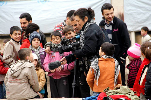 シリア・アレッポで２０１４年、取材中に子どもたちに囲まれる後藤健二さん＝サミ・マシャールさん撮影、ムハンマド・マフムードさん提供