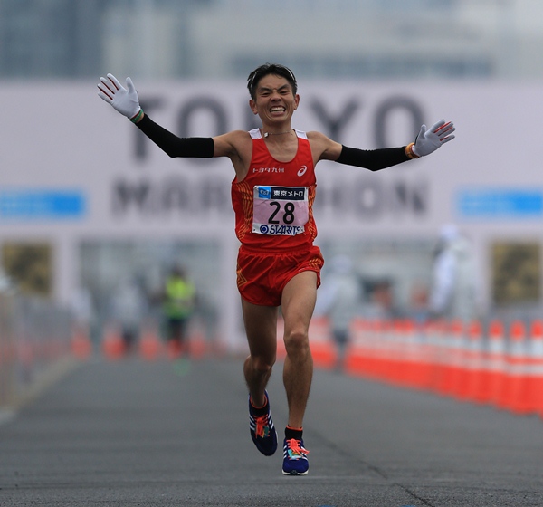 東京マラソンで日本人男子トップの7位でゴールする今井正人=2015年2月22日、東京ビッグサイト
