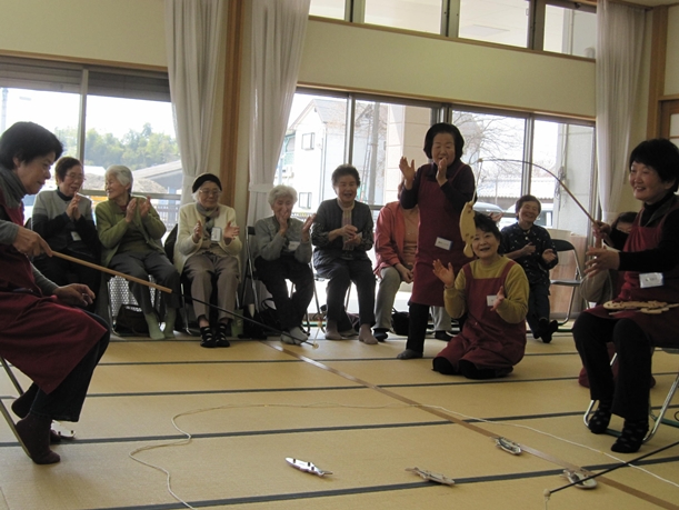 地方のボランティアが運営する地域デイサービスを楽しむお年寄りら=2012年3月、福岡県筑後市