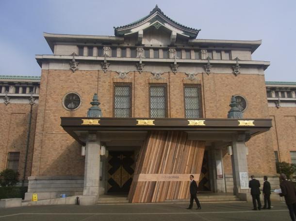 1.京都市美術館正面(前面の木はインスタレーション)
