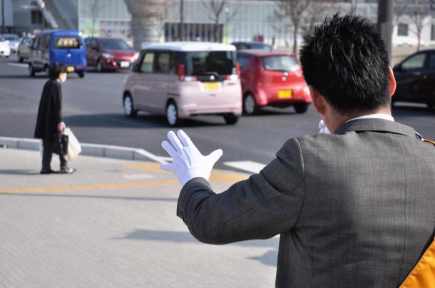 街頭で支持を訴える候補者=大分県