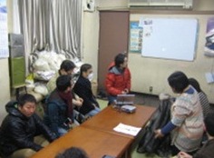 山友会の由井理事の説明を受ける=写真提供・武田空氏