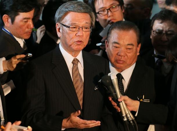 安倍晋三首相との会談後、記者の質問に答える翁長雄志沖縄県知事(中央左)。右は安慶田光男・同副知事=17日午後、首相官邸
