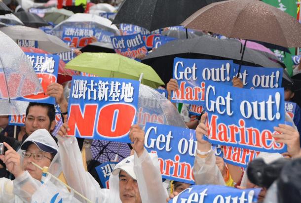 「辺野基地反対」の掲げる集会の参加者=2015年4月28日、沖縄県庁前