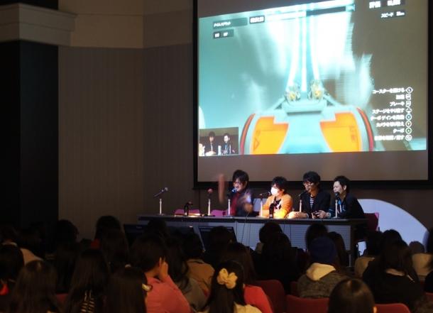 「ゲーム実況」イベントでは多くの若い女性が壇上のプレーヤーを見つめていた=3月29日、京都市下京区201504