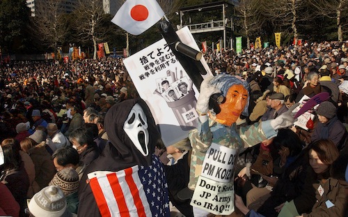 自衛隊イラク派遣に反対する集会では、小泉首相の人形も登場した=2004年1月25日、東京都千代田区の日比谷公園