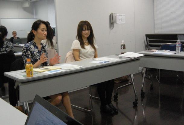 左から、小紫恵美子さん、天野馨南子さん