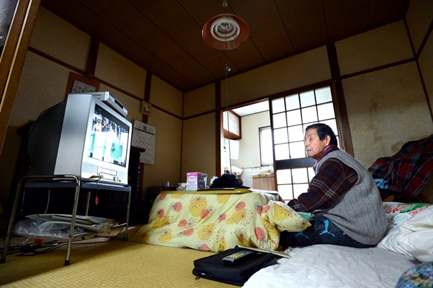 日中は居間の電気をほとんどつけず、窓から差し込む日の明かりで暮らす生活保護の高齢者=2013年3月、兵庫県尼崎市