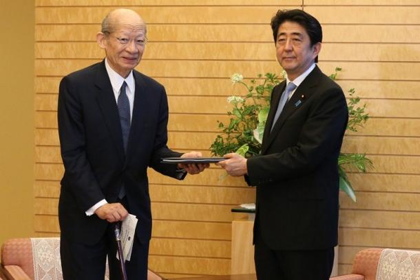 安倍首相へ報告書を手渡す21世紀構想懇談会の西室泰三座長(中央)と北岡伸一座長代理(左)=6日午後4時33分、首相官邸20150806