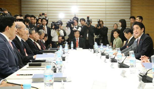 有識者懇談会」の初会合であいさつする安倍晋三首相(右手前から3人目)。左から3人目は座長の西室泰三・日本郵政社長=25日20150225T