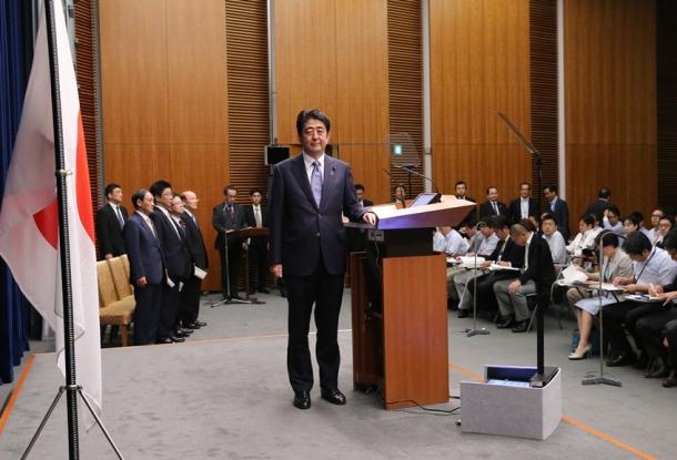 戦後70年の談話を発表する記者会見に臨む安倍晋三首相20150814