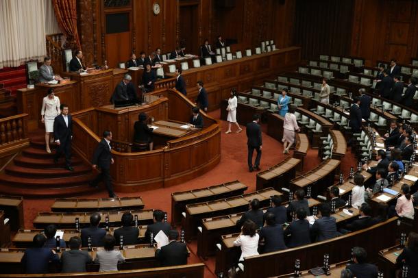 参院本会議で安保関連法案の採決に臨む各党の議員=19日