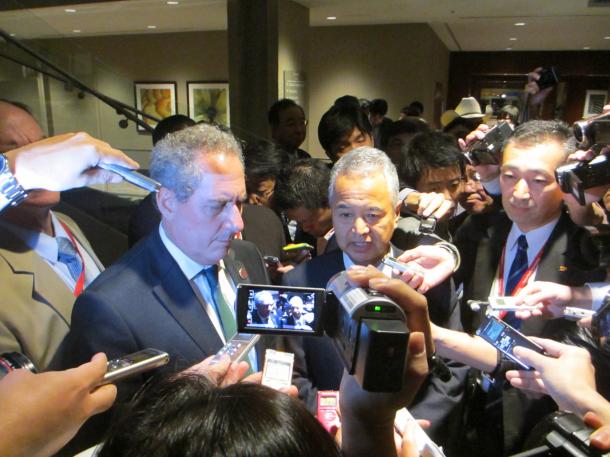 TPP交渉の閣僚会合後、取材に応じる甘利明TPP担当相(右)と米国のフロマン通商代表部(USTR)代表=10月1日午後、米アトランタ