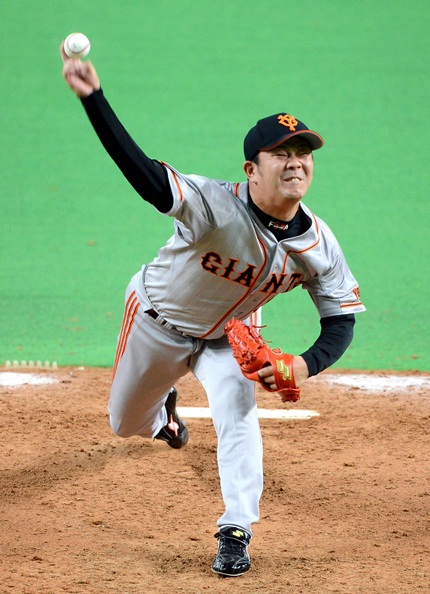 日本ハムとの日本シリーズ第4戦でリリーフとして登板した巨人・福田投手=2012年10月31日