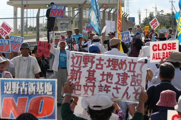 米軍キャンプ・シュワブ前で抗議する人たち=2015年10月13日、沖縄県名護市