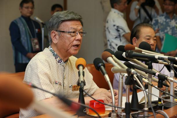 記者会見で、名護市辺野古の埋め立て承認の取り消しを発表した翁長雄志知事=2015年10月13日、那覇市の沖縄県庁