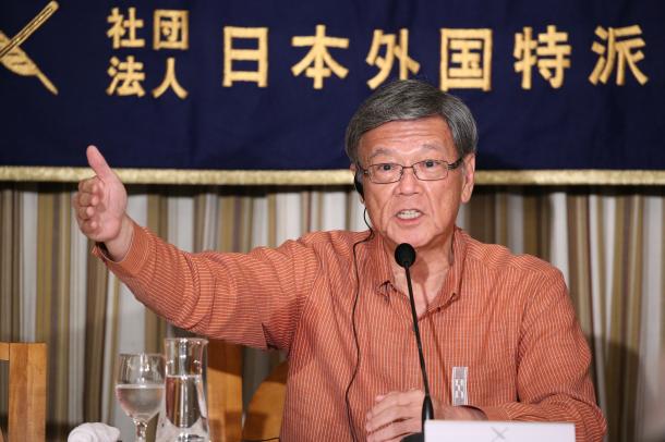 日本外国特派員協会で会見し、記者の質問に答える沖縄県の翁長雄志知事=2015年9月