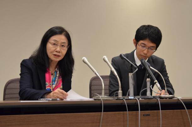 妊娠を理由にした降格が許されるかが問われた裁判の勝訴判決後、記者会見する原告代理人の弁護士ら=2015年11月17日、広島市