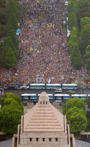 国会前で安保関連法案反対を訴える人たち=2015年8月30日、朝日新聞社ヘリから