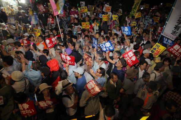 国会前には多くの人が集まり、安保関連法案の採決強行阻止を訴えた=2015年9月16日