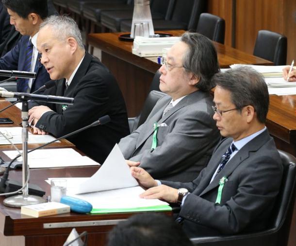 衆院憲法審査会に参考人として呼ばれ意見を述べる(奥から)長谷部恭男・早稲田大学教授、小林節・慶応大学名誉教授、笹田栄司・早稲田大学教授=2015年6月4日