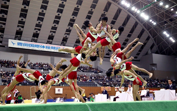 体操・豊田国際のゆかで「伸身リ・ジョンソン」を決めた白井健三の連続写真(18枚を合成)=2015年12月12日、愛知県豊田市