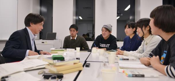 齋藤純一さん(左)と議論するSEALDsのメンバー