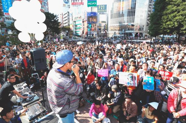 学生団体「SEALDs」などが主催した抗議行動には、多くの人たちが集まり、ハチ公前広場を埋め尽くした=2015年10月18日