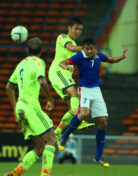 五輪1次予選のマレーシア戦で相手選手と競り合う久保(中央)=2015年3月31日、マレーシア・シャーアラム