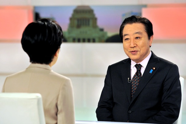 「クローズアップ現代」に出演した野田佳彦首相（当時）。手前は国谷裕子キャスター＝2012年4月4日、東京・渋谷、読売新聞社代表撮影