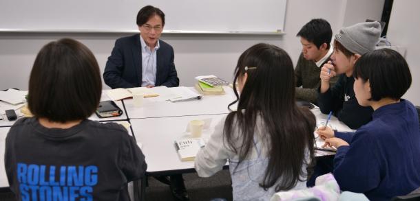 語り合う齋藤純一さん(左から2人目)とSEALDsのメンバー