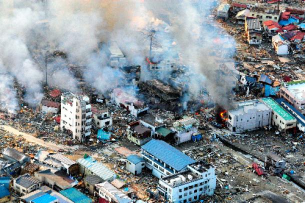 津波に襲われ、あちこちで火災が発生する岩手県山田町の市街地=2011年3月12日