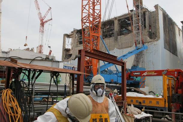 山側から見た東京電力福島第一原発の4号機。左奥は3号機=2013年3月